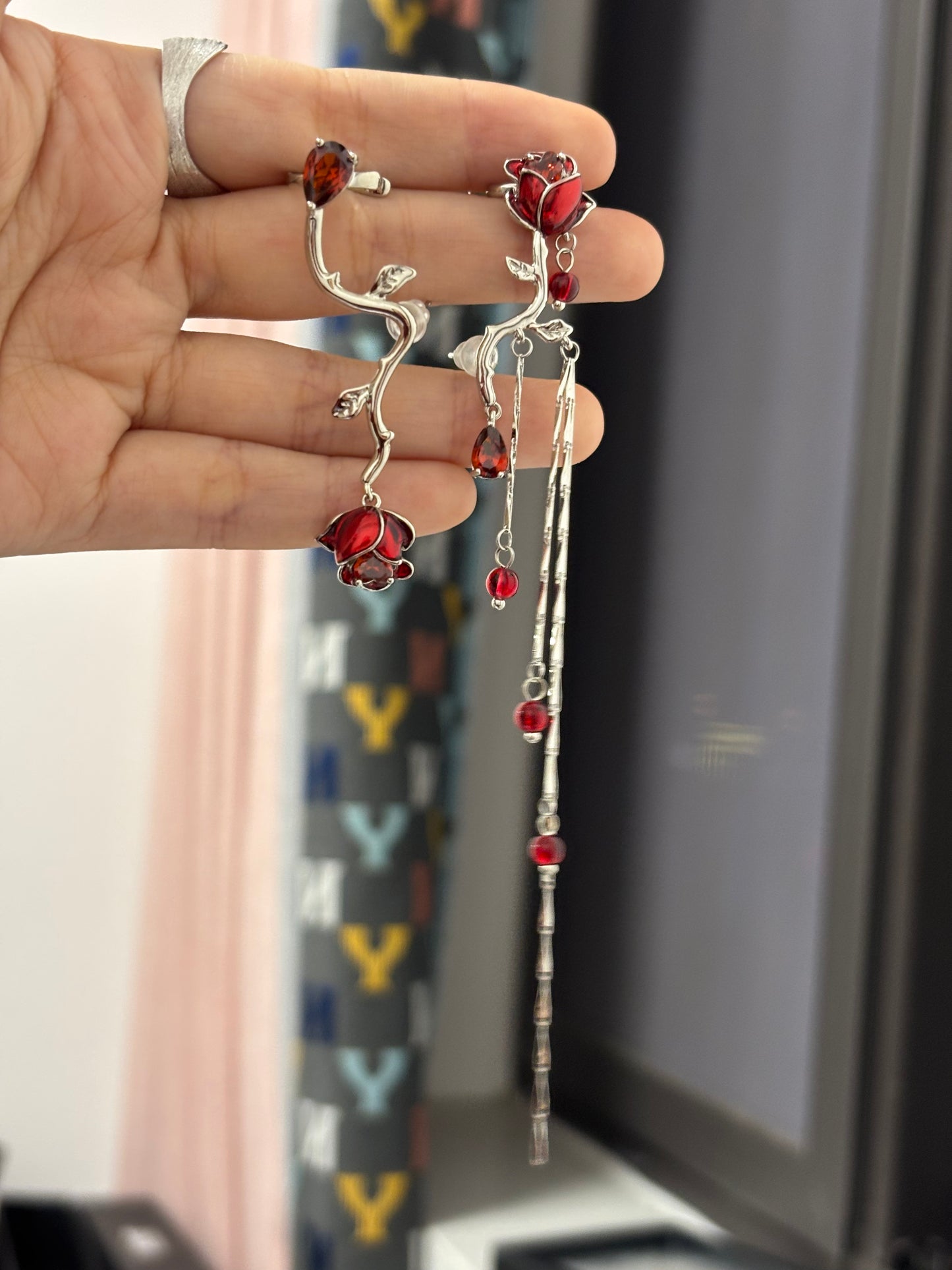 Asymmetrischer Designer-Ohrring mit roter Rose (kein Ohrlochstechen)