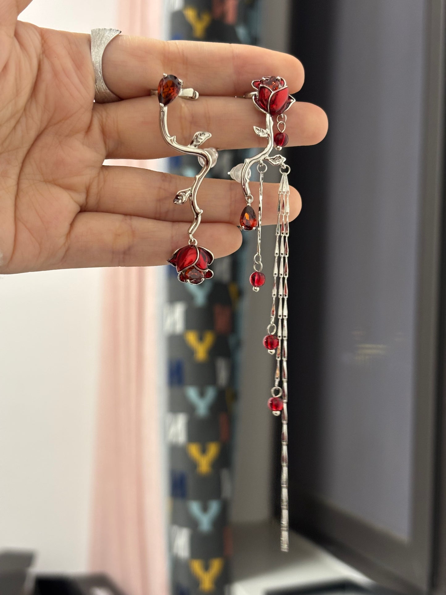 Asymmetrischer Designer-Ohrring mit roter Rose (kein Ohrlochstechen)