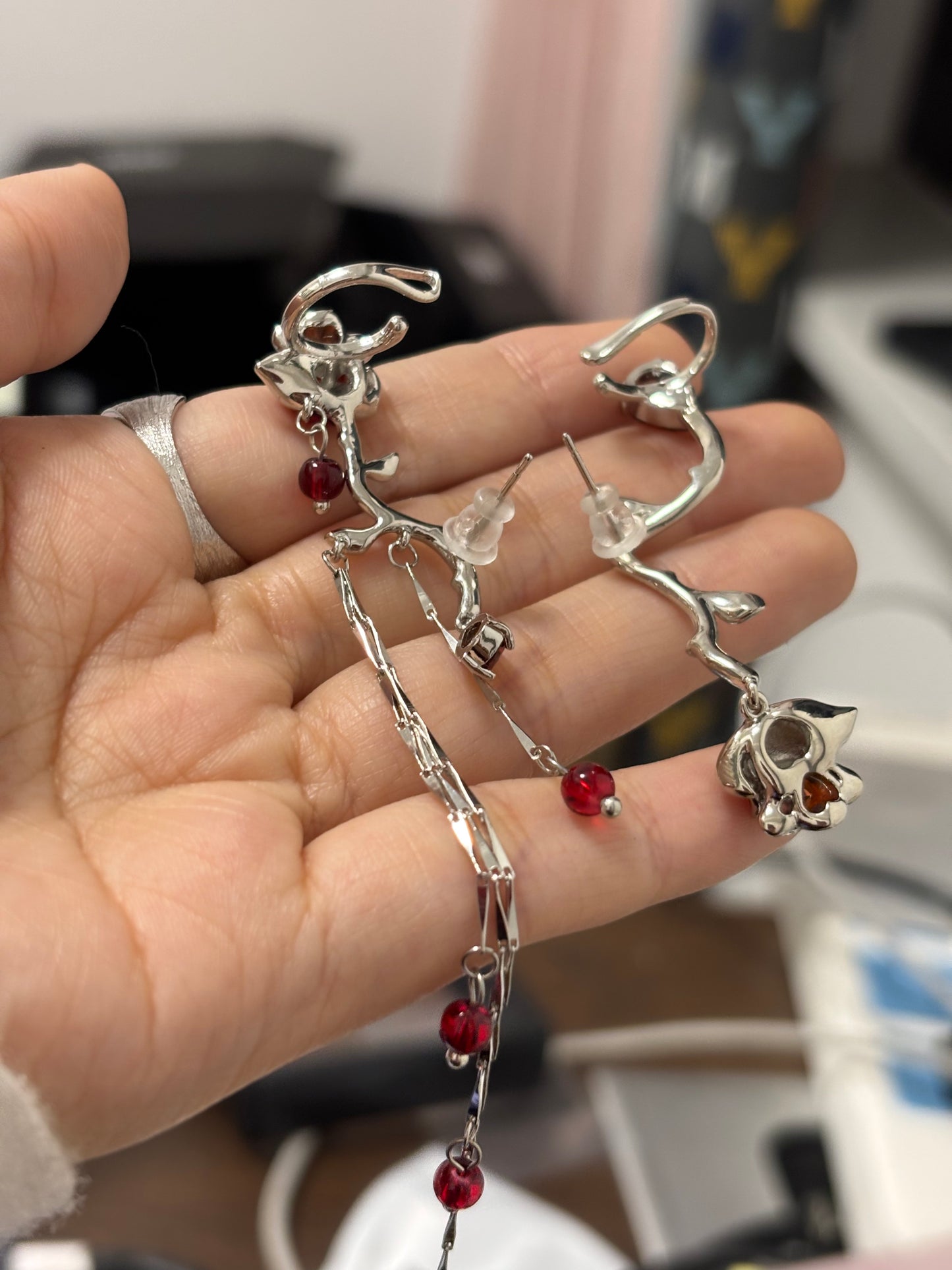 Asymmetrischer Designer-Ohrring mit roter Rose (kein Ohrlochstechen)