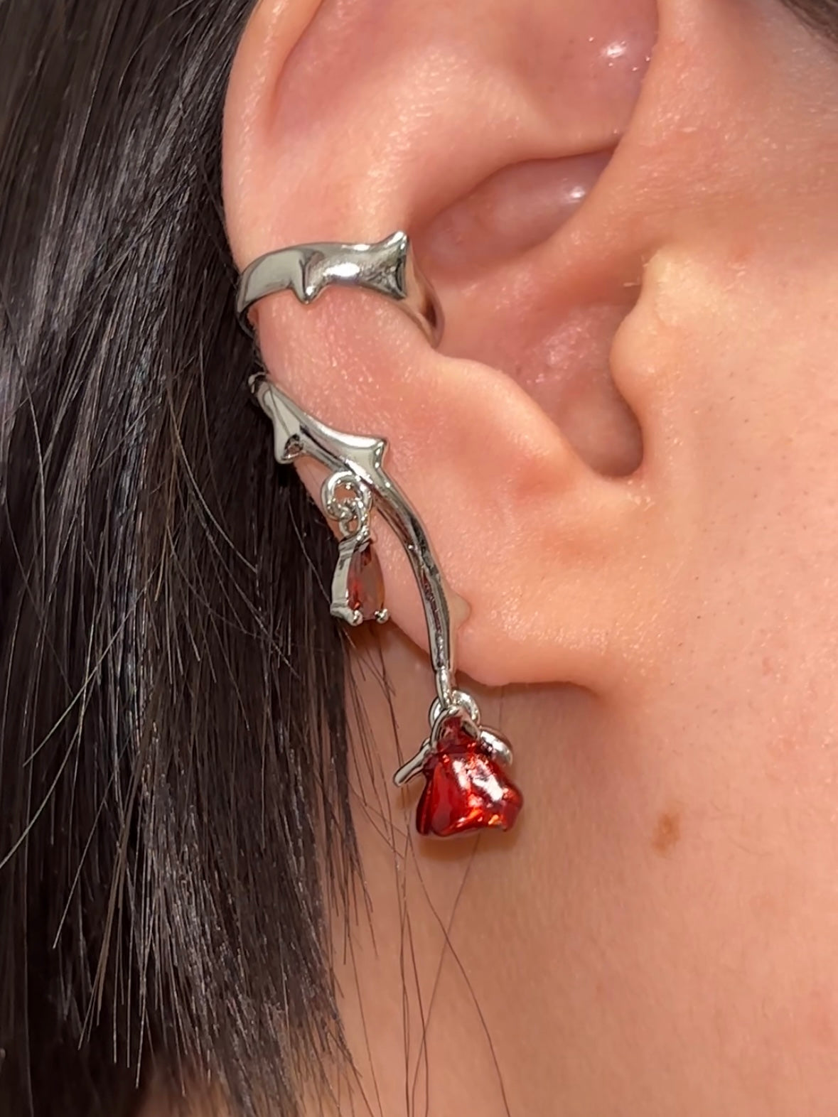 Designer-Ohrmanschette mit roten Rosen für süße Mädchen (ein Paar)