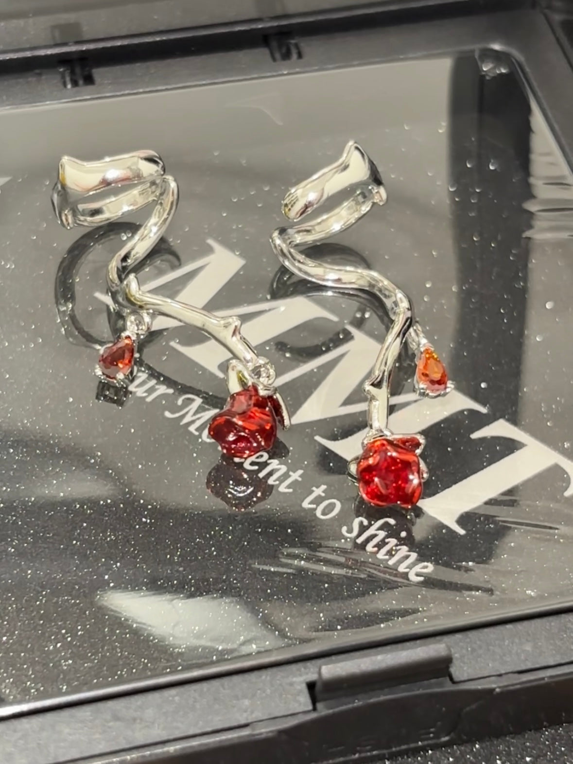 Designer-Ohrmanschette mit roten Rosen für süße Mädchen (ein Paar)