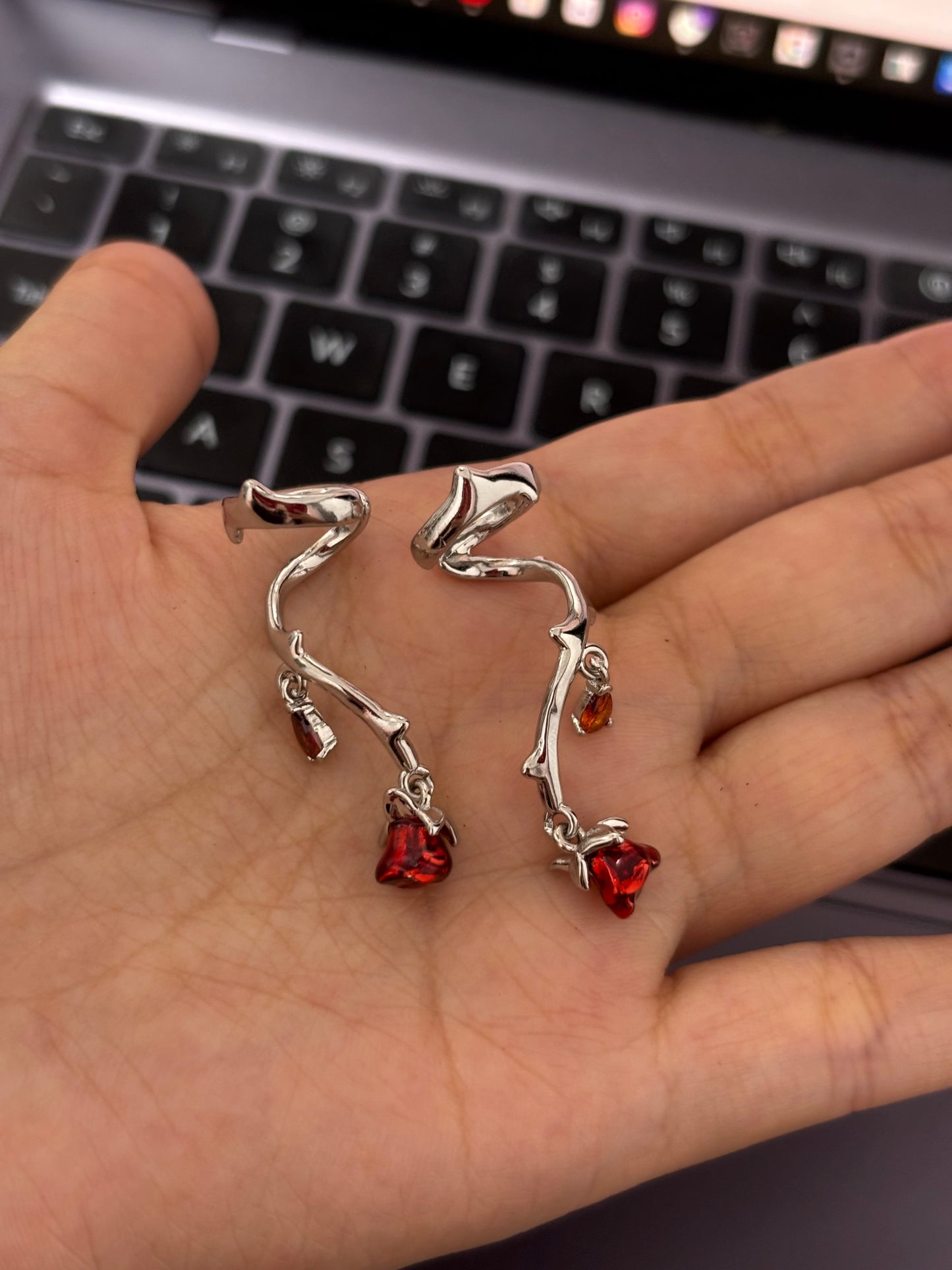 Designer-Ohrmanschette mit roten Rosen für süße Mädchen (ein Paar)