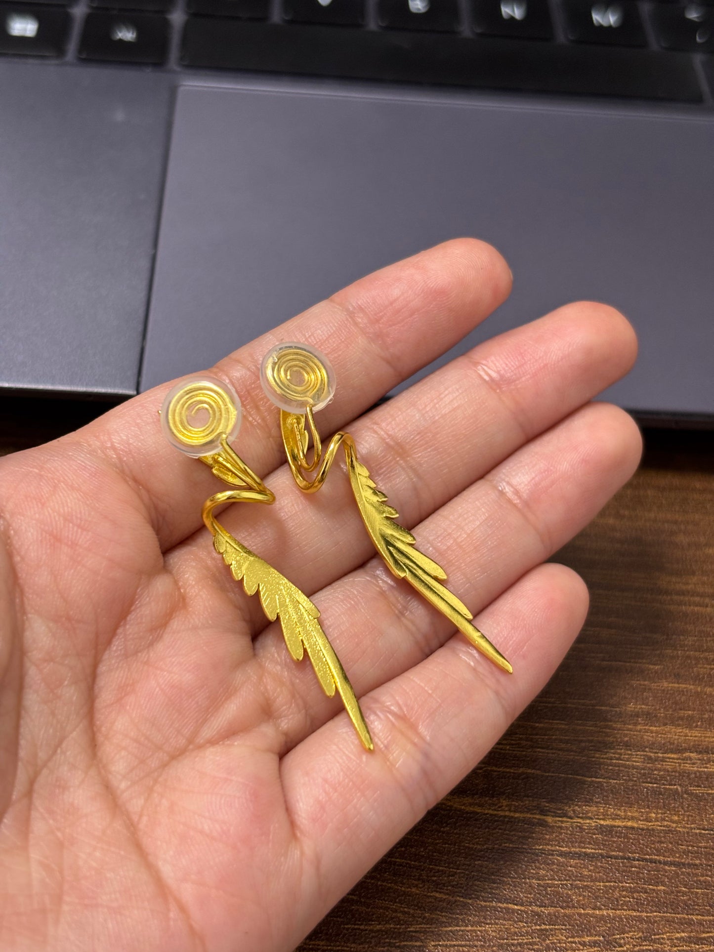 Designer-Ohrstecker mit Engelsflügeln