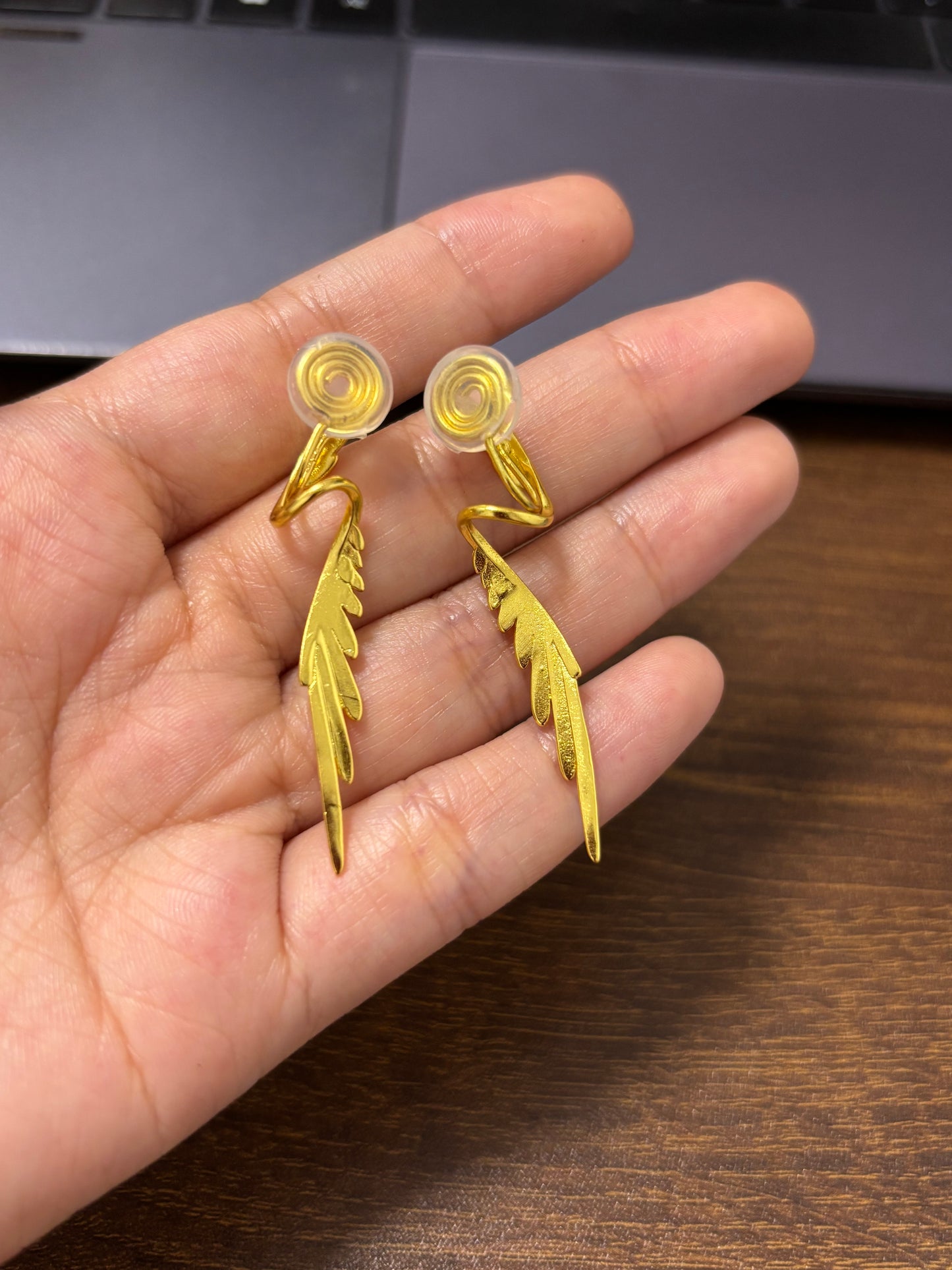 Designer-Ohrstecker mit Engelsflügeln