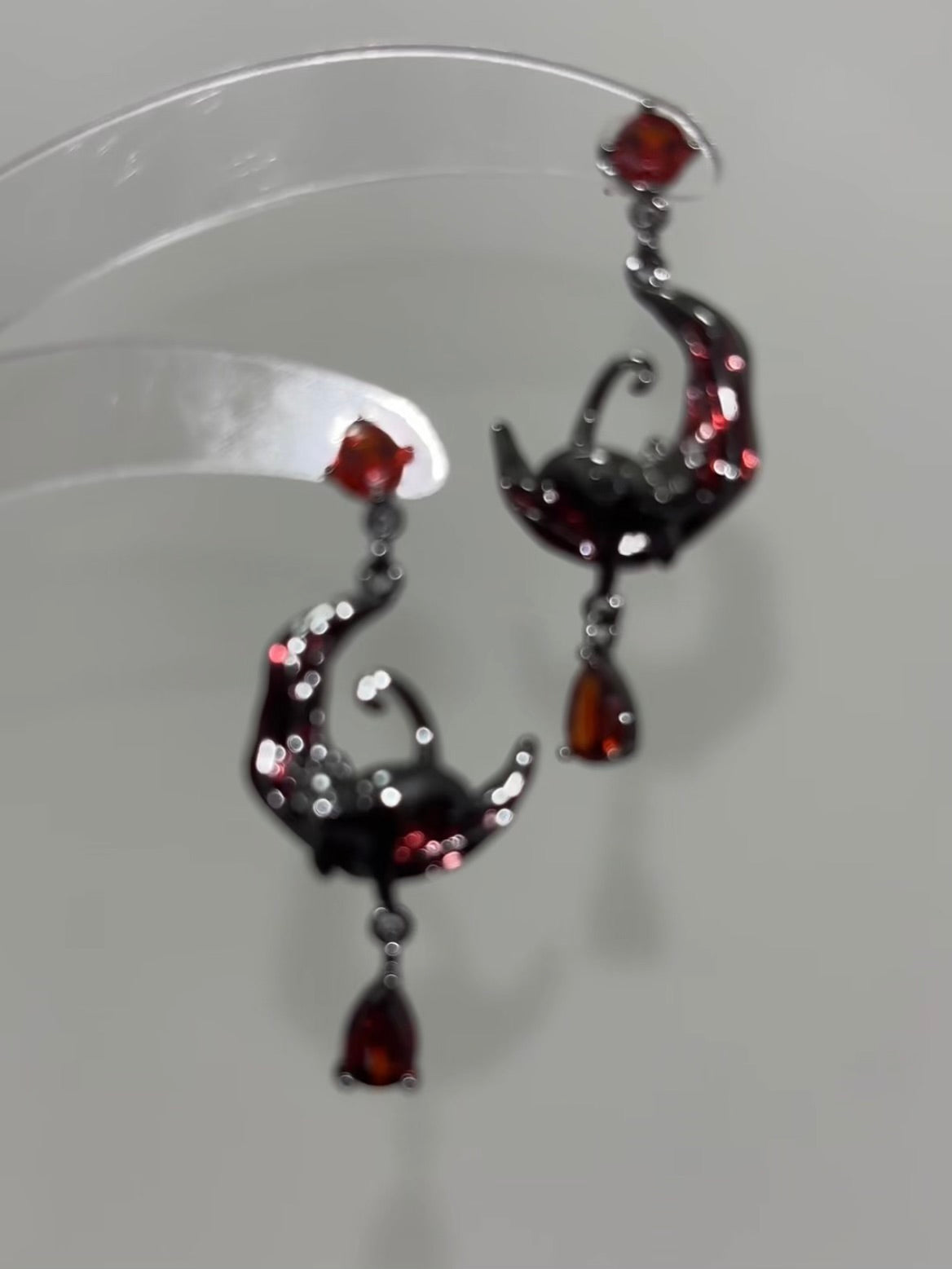 Boucles d'oreilles clous chat gothique Y2K et lune rouge