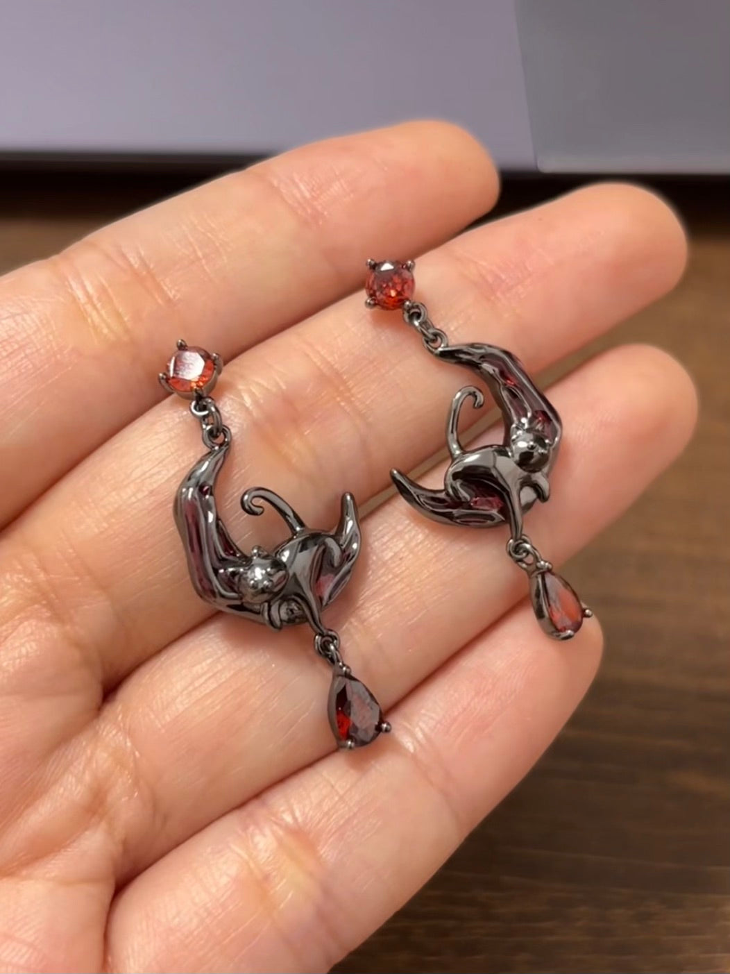 Boucles d'oreilles clous chat gothique Y2K et lune rouge