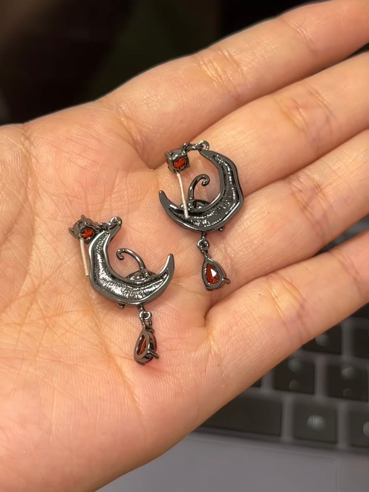 Boucles d'oreilles clous chat gothique Y2K et lune rouge