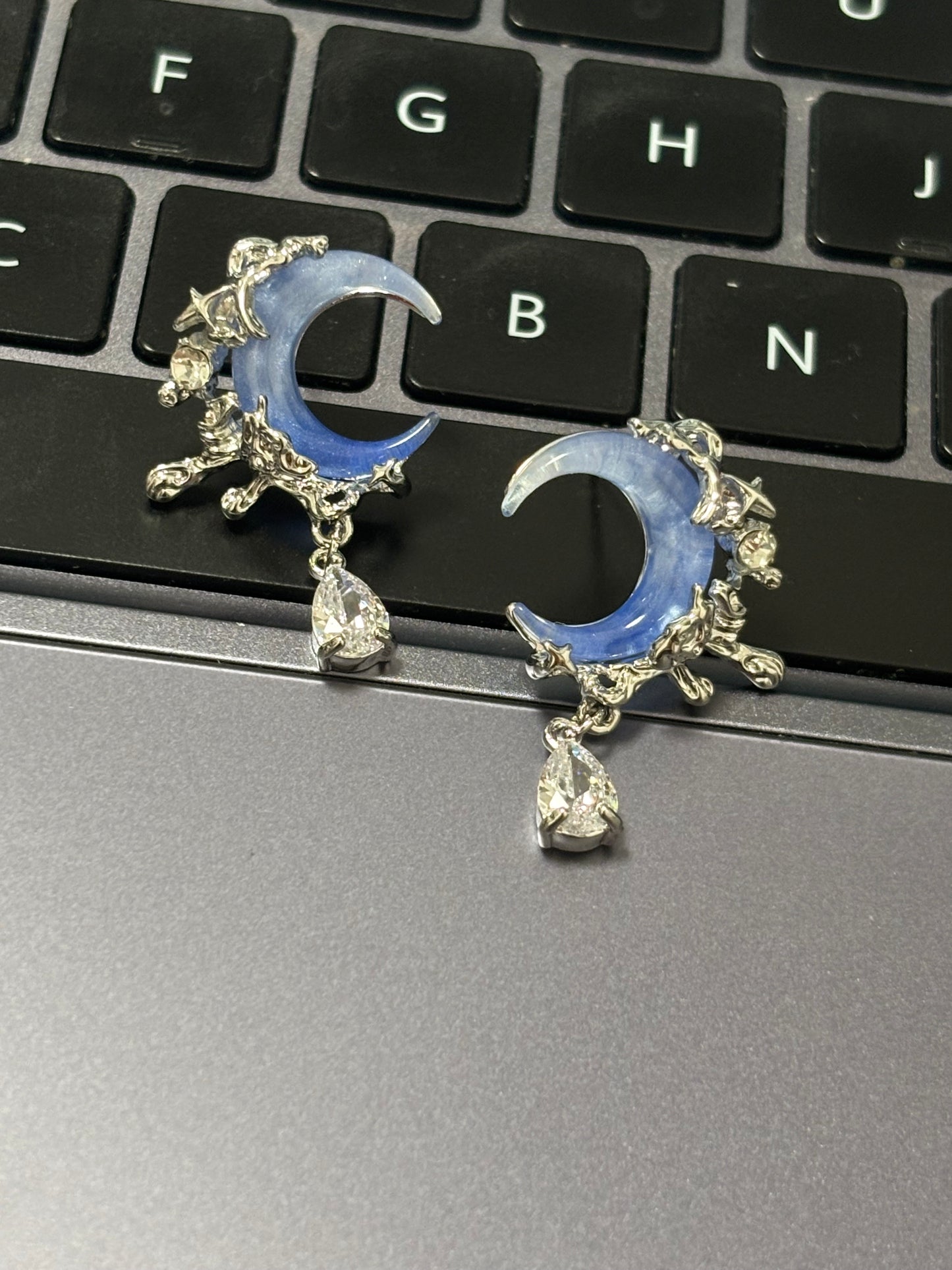 Boucles d'oreilles clous en strass Blue Moon Y2K pour Columbina