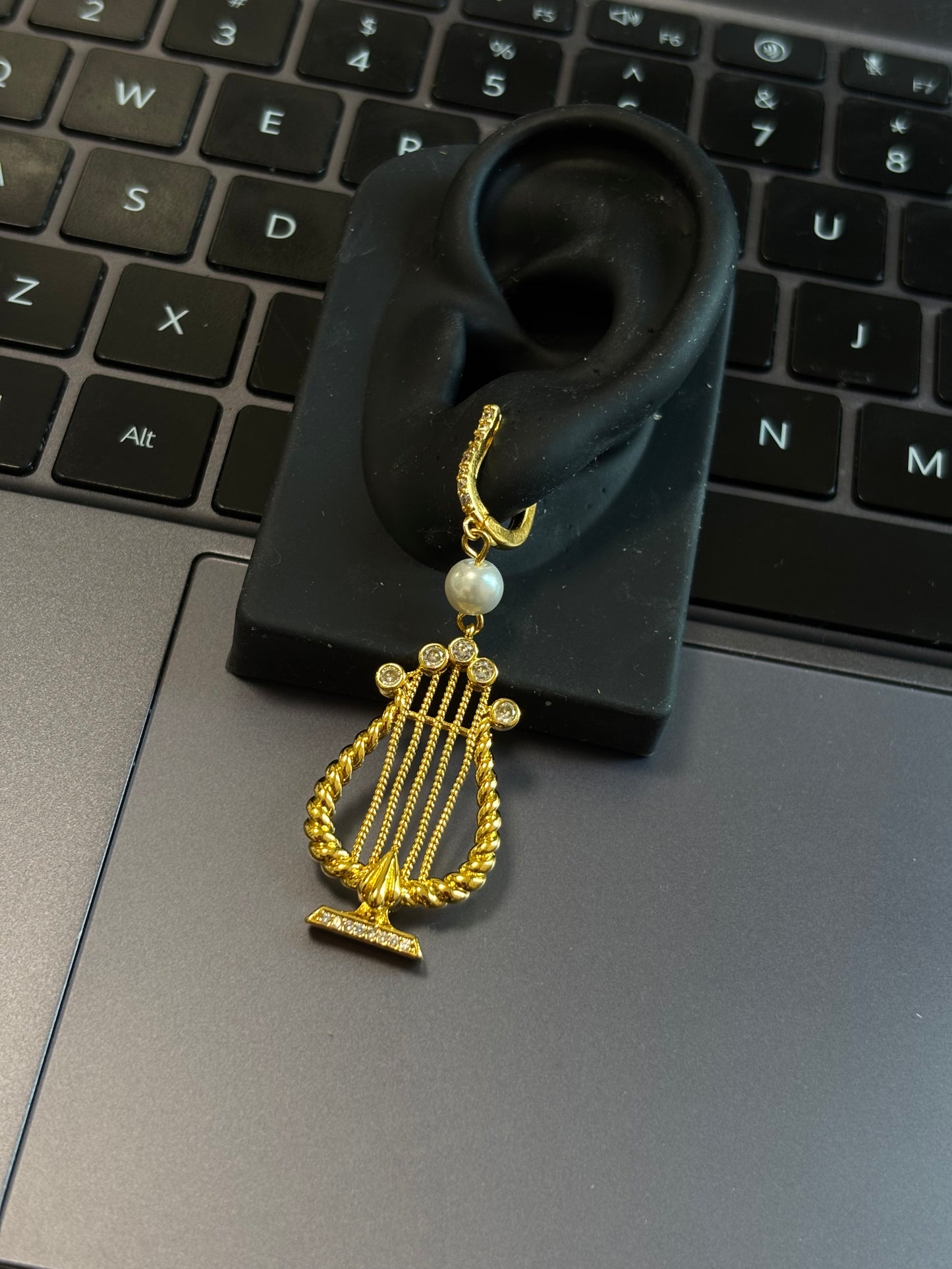 Vintage Gold Harp Earrings fro Venti