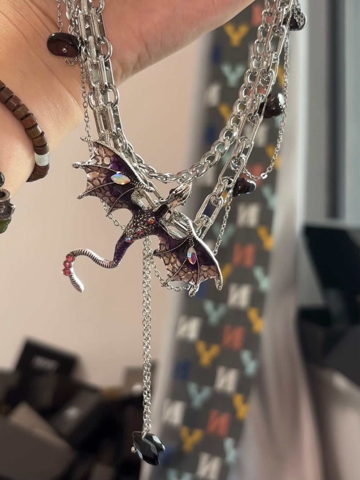 Collier ras de cou chic double rang avec pendentif dragon violet à strass