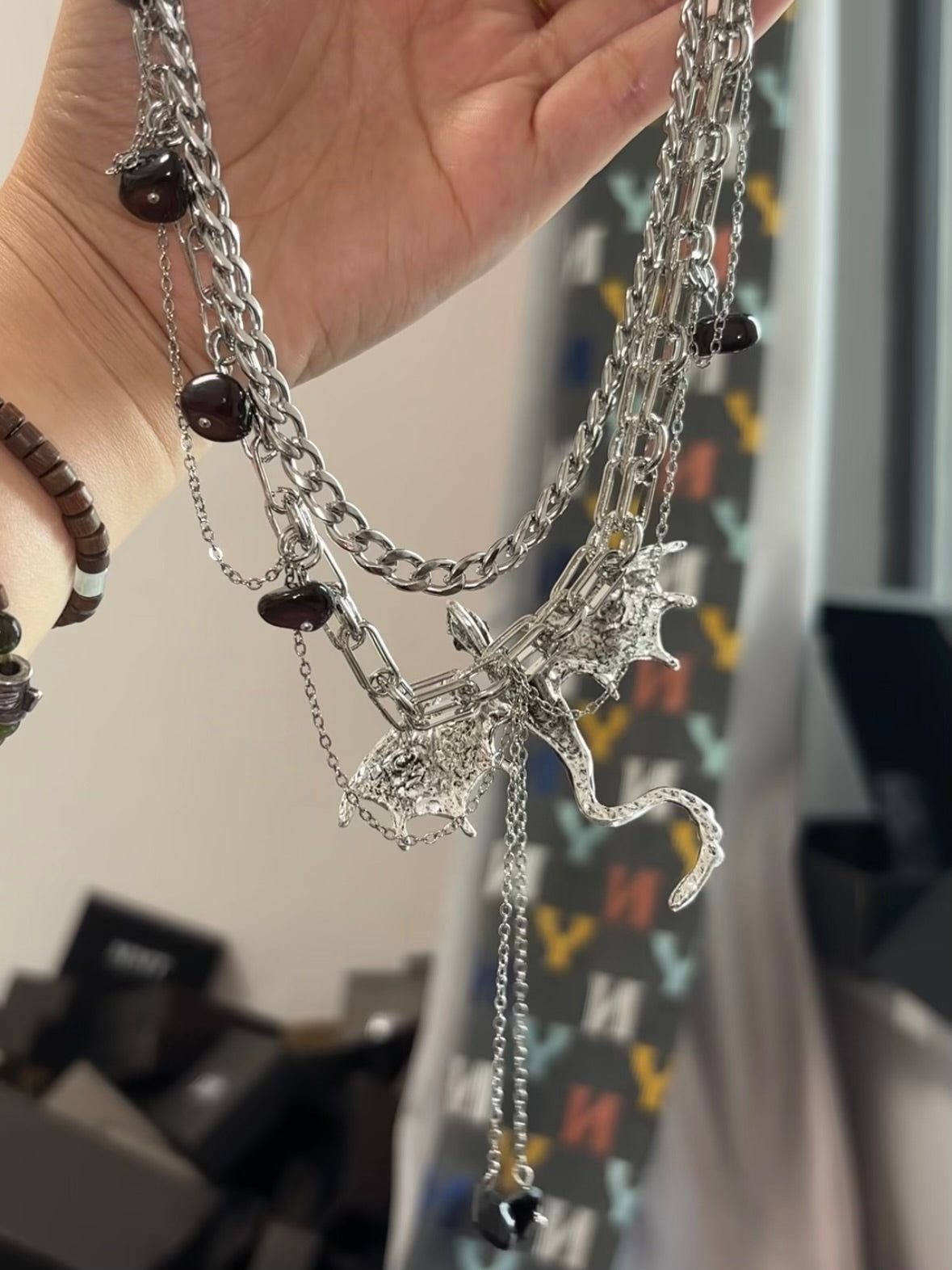 Collier ras de cou chic double rang avec pendentif dragon violet à strass