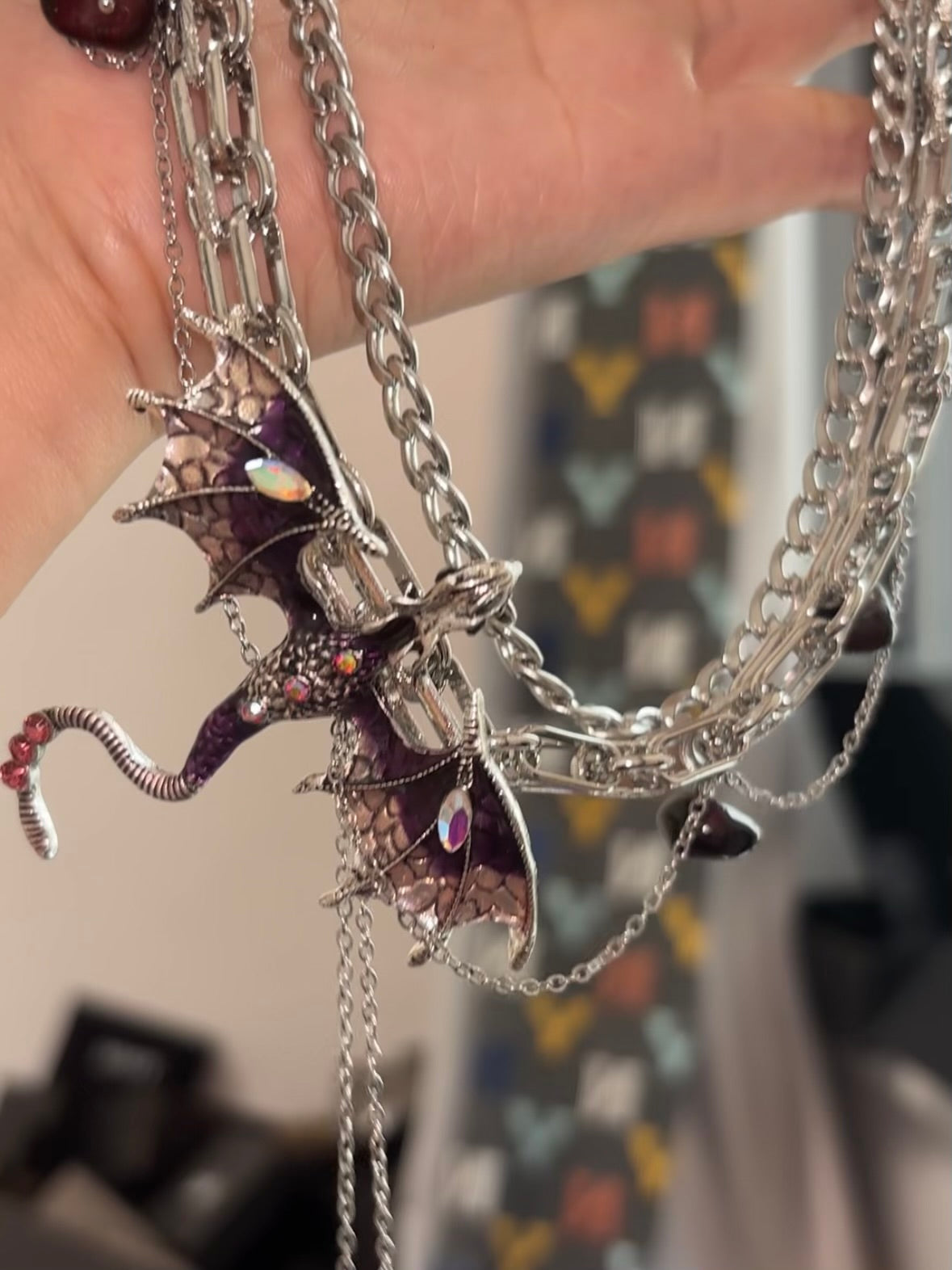 Collier ras de cou chic double rang avec pendentif dragon violet à strass