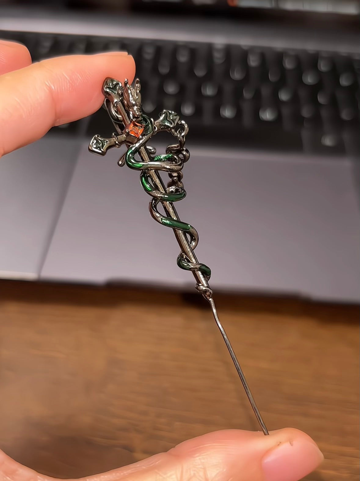 Boucle d'oreille dragon gothique noir épée entrelacée pour Dan Heng
