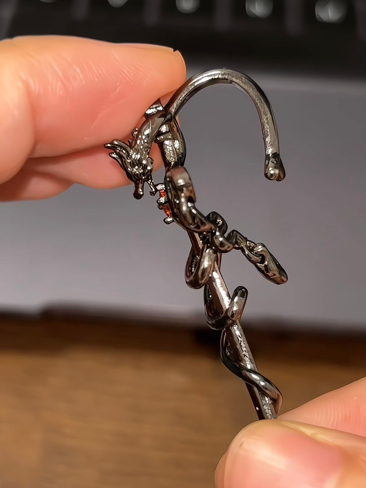 Boucle d'oreille dragon gothique noir épée entrelacée pour Dan Heng