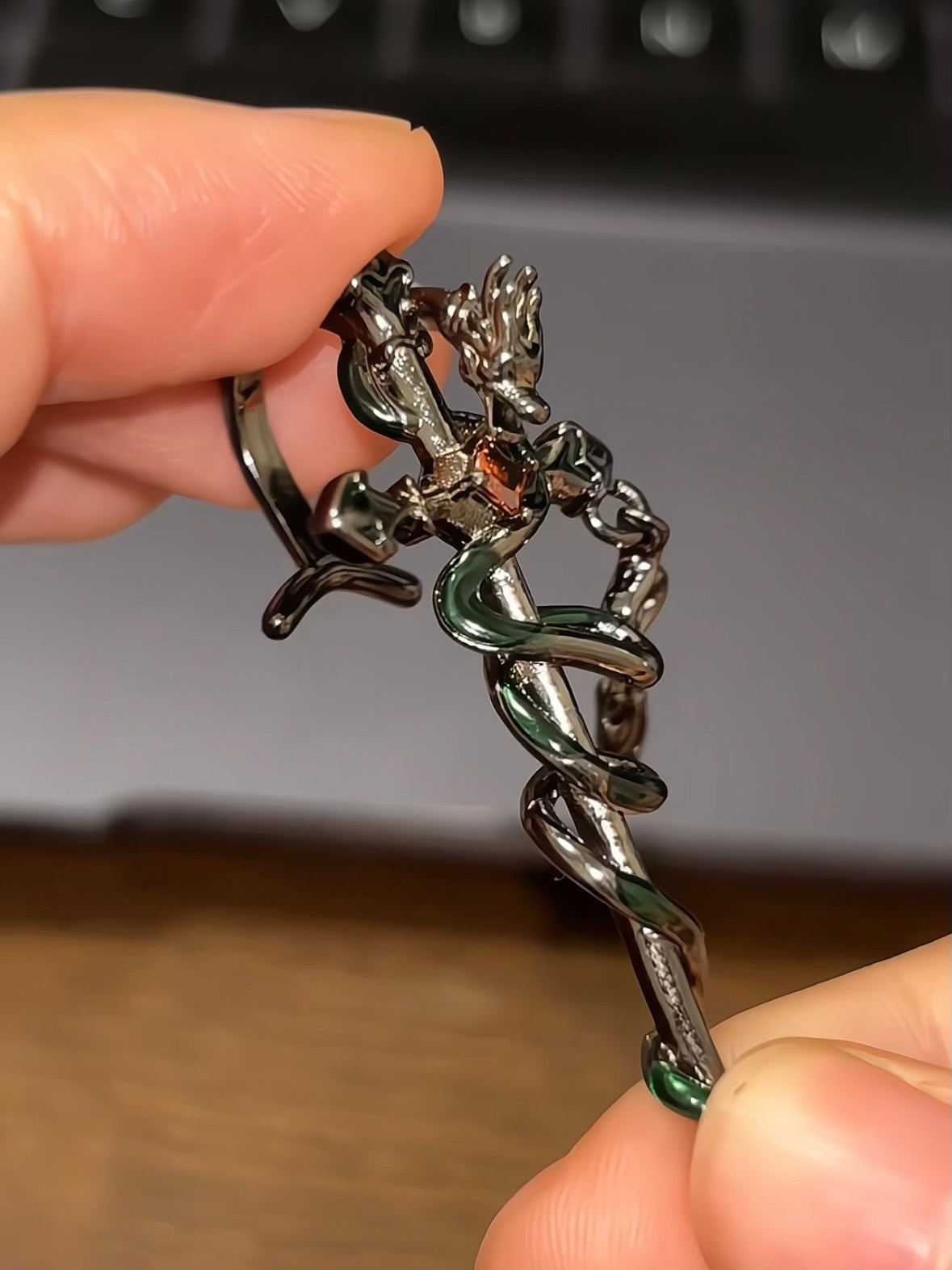 Boucle d'oreille dragon gothique noir épée entrelacée pour Dan Heng