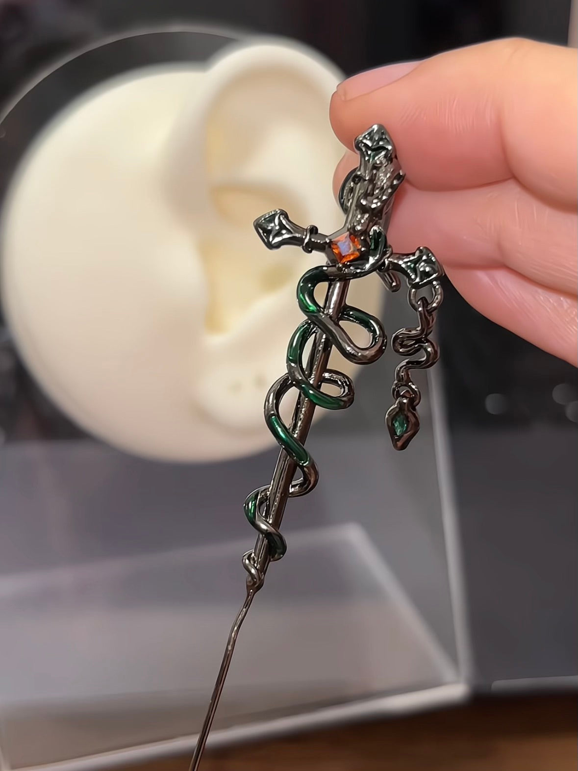 Boucle d'oreille dragon gothique noir épée entrelacée pour Dan Heng