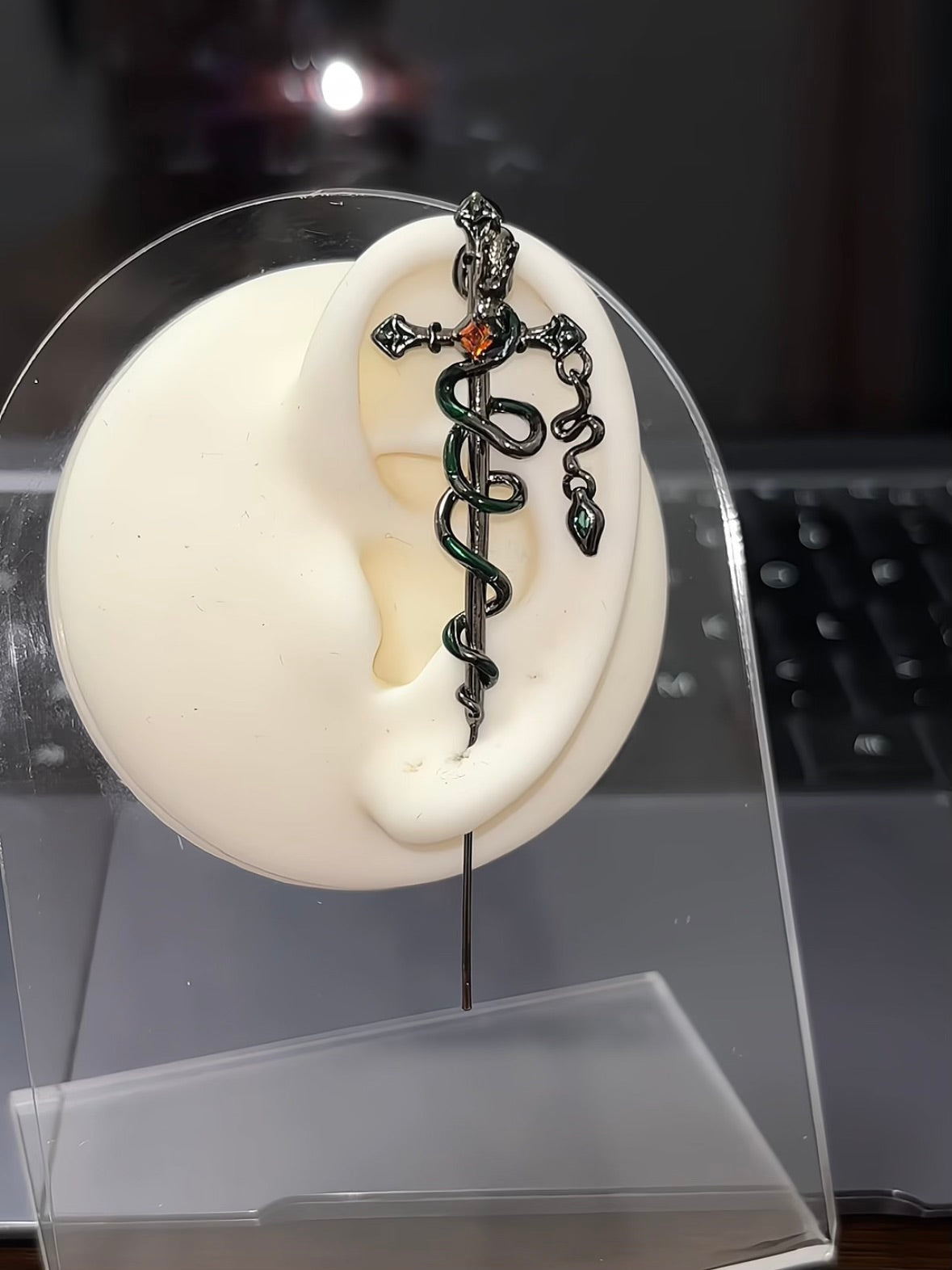 Boucle d'oreille dragon gothique noir épée entrelacée pour Dan Heng