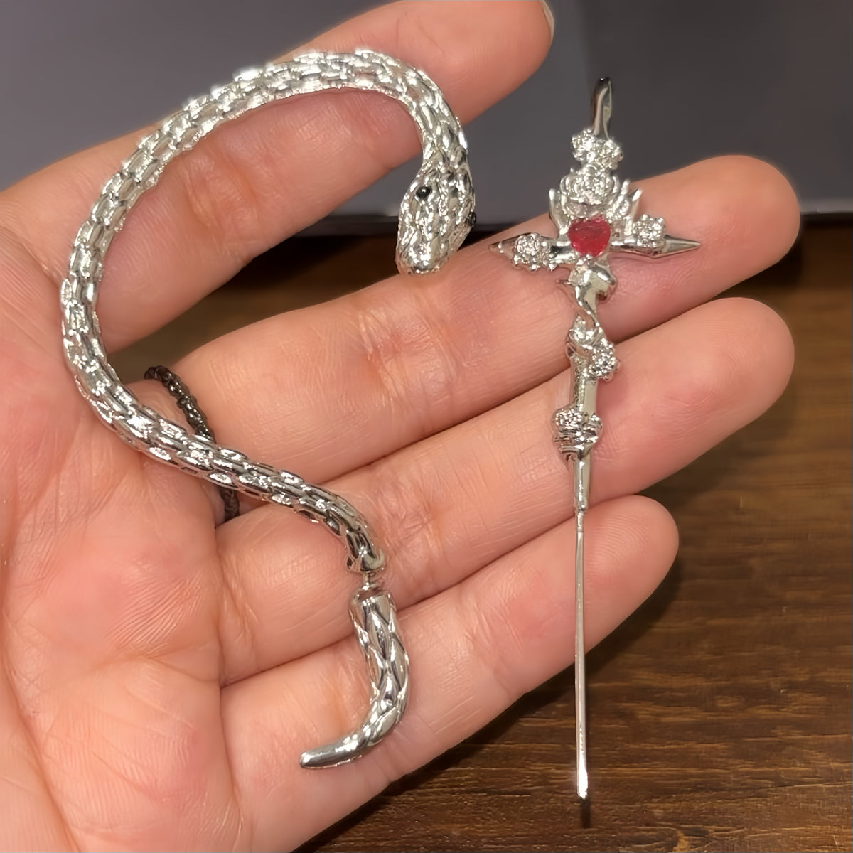 Paire de boucles d'oreilles manchette "Serpent Gothique" avec piercing d'oreille en forme de croix