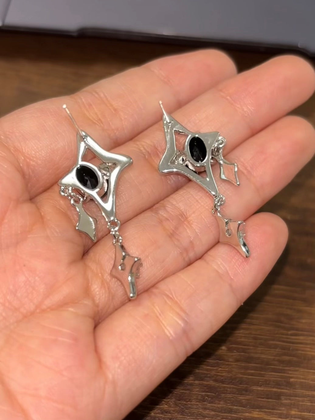 Boucles d'oreilles étoile strass quadrangulaires scintillantes