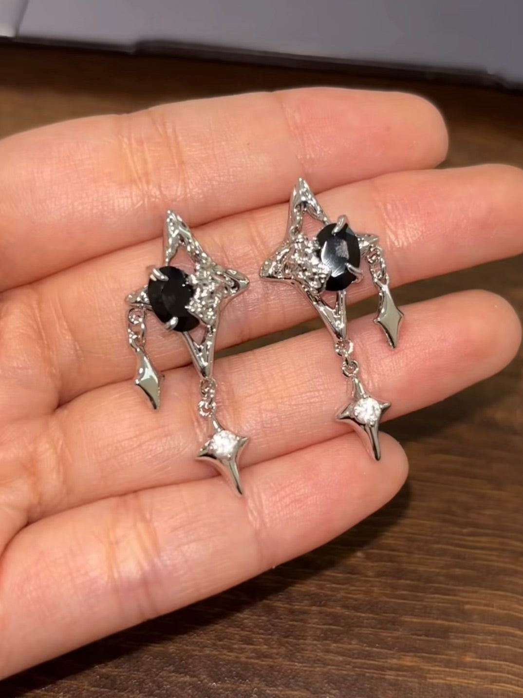 Boucles d'oreilles étoile strass quadrangulaires scintillantes