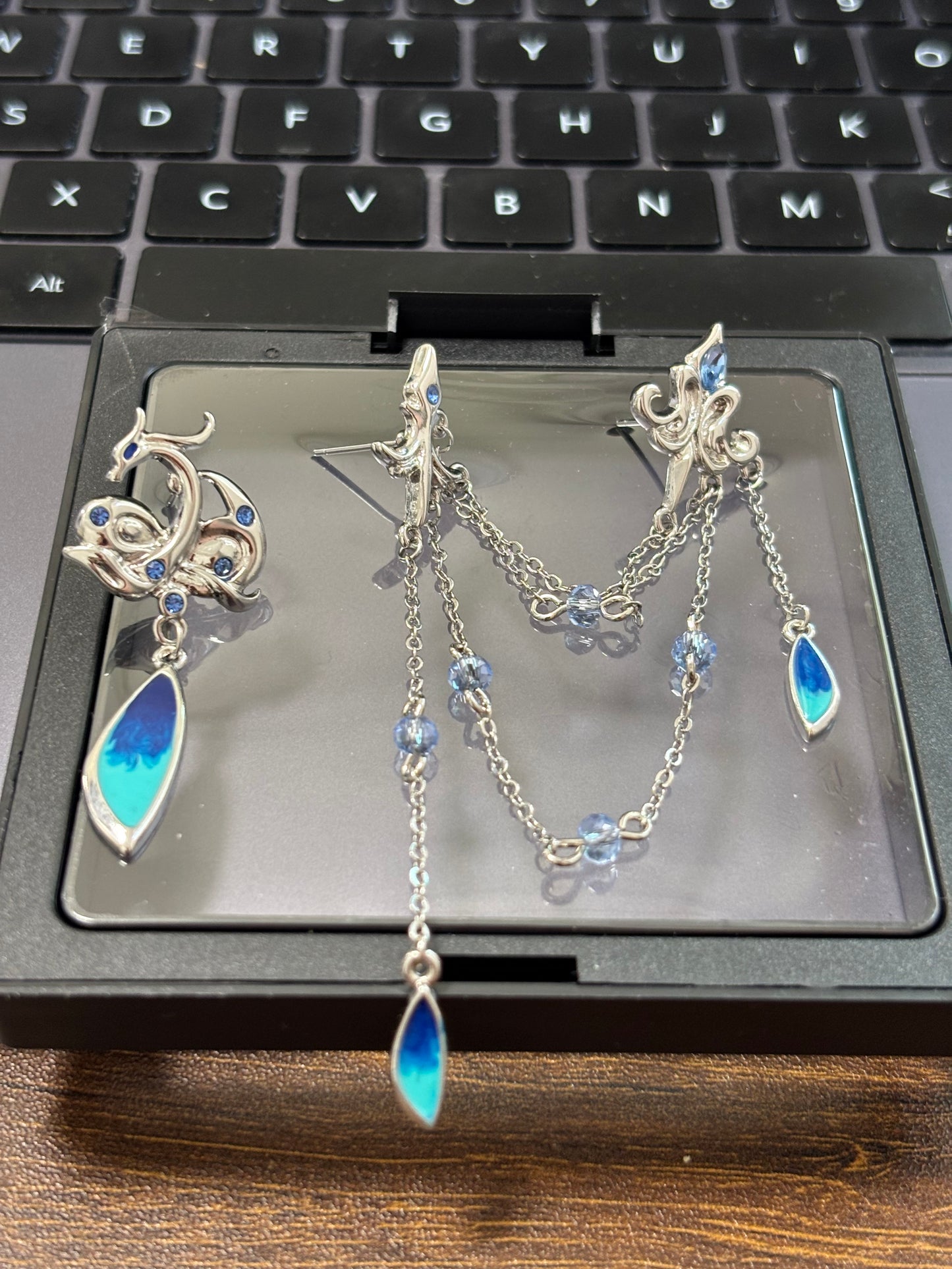 Neuvillette Genshin Impact Designer Blaue asymmetrische Ohrringe