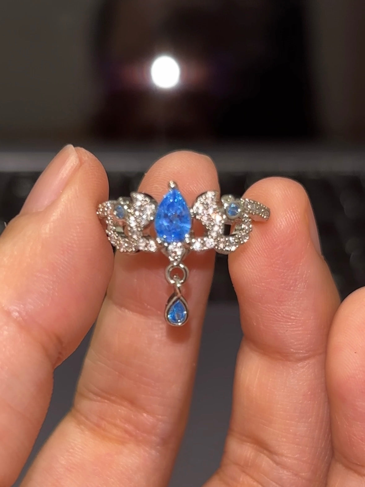 Designer-Focalors-Ring mit blauem Strass