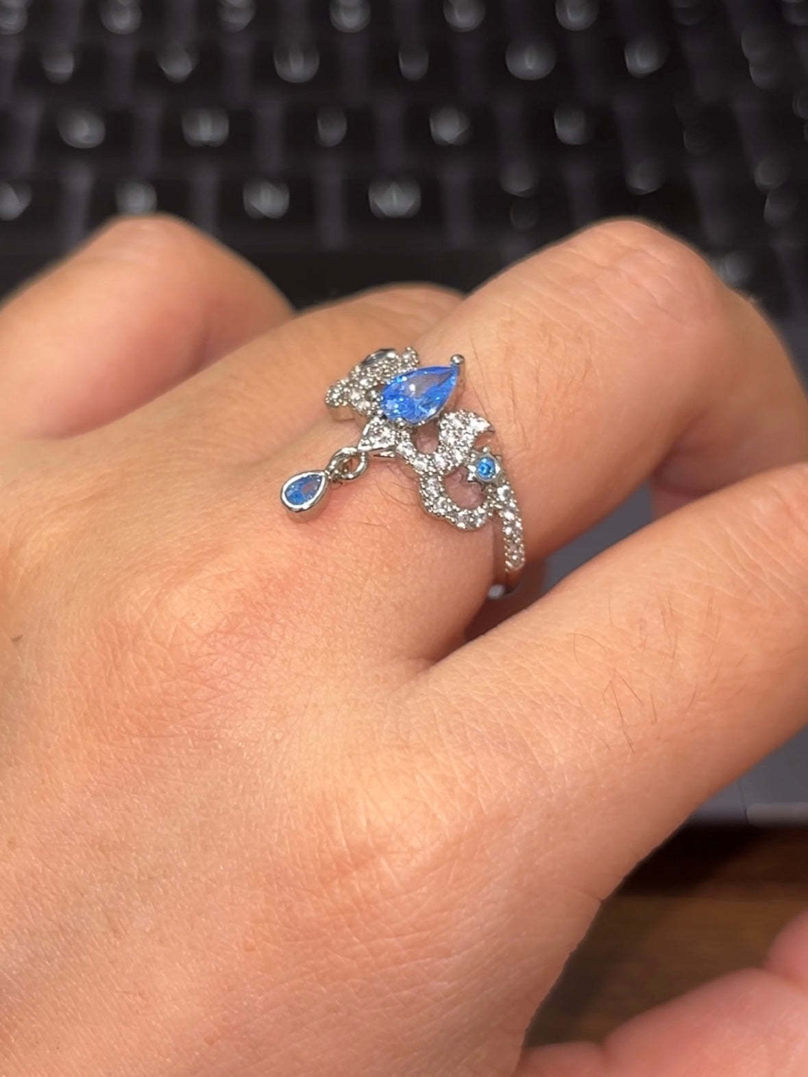 Designer-Focalors-Ring mit blauem Strass