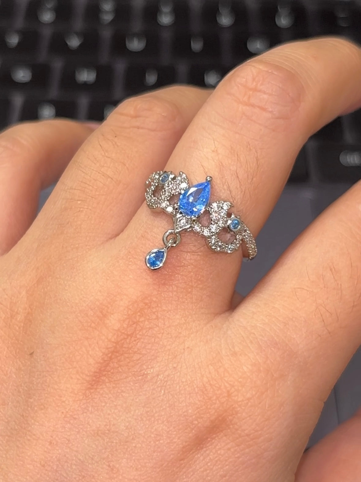 Designer-Focalors-Ring mit blauem Strass