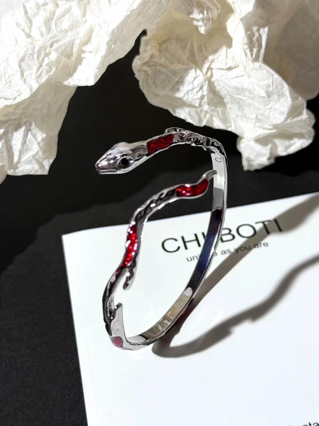 Designer-Armband mit roter Schlange