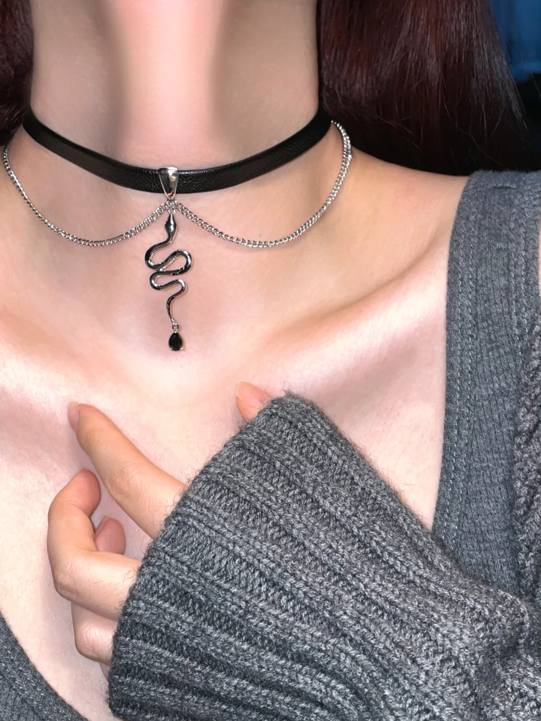 Schicke schwarze Chokerhalskette mit Schlangen-Quaste