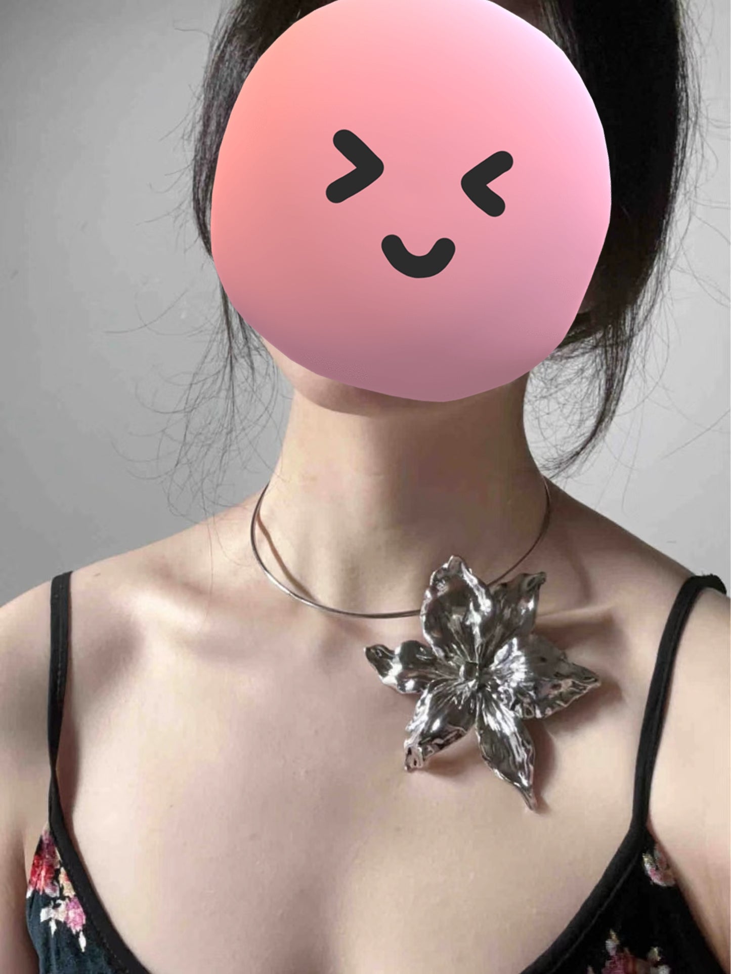 Ausgefallene Halskette mit großer Blume aus Metall für Damen