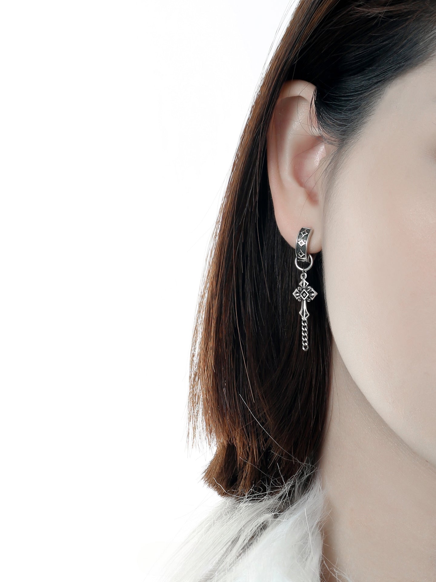 Dunkler Vintage-Kreuz-Creolenohrring aus Metall