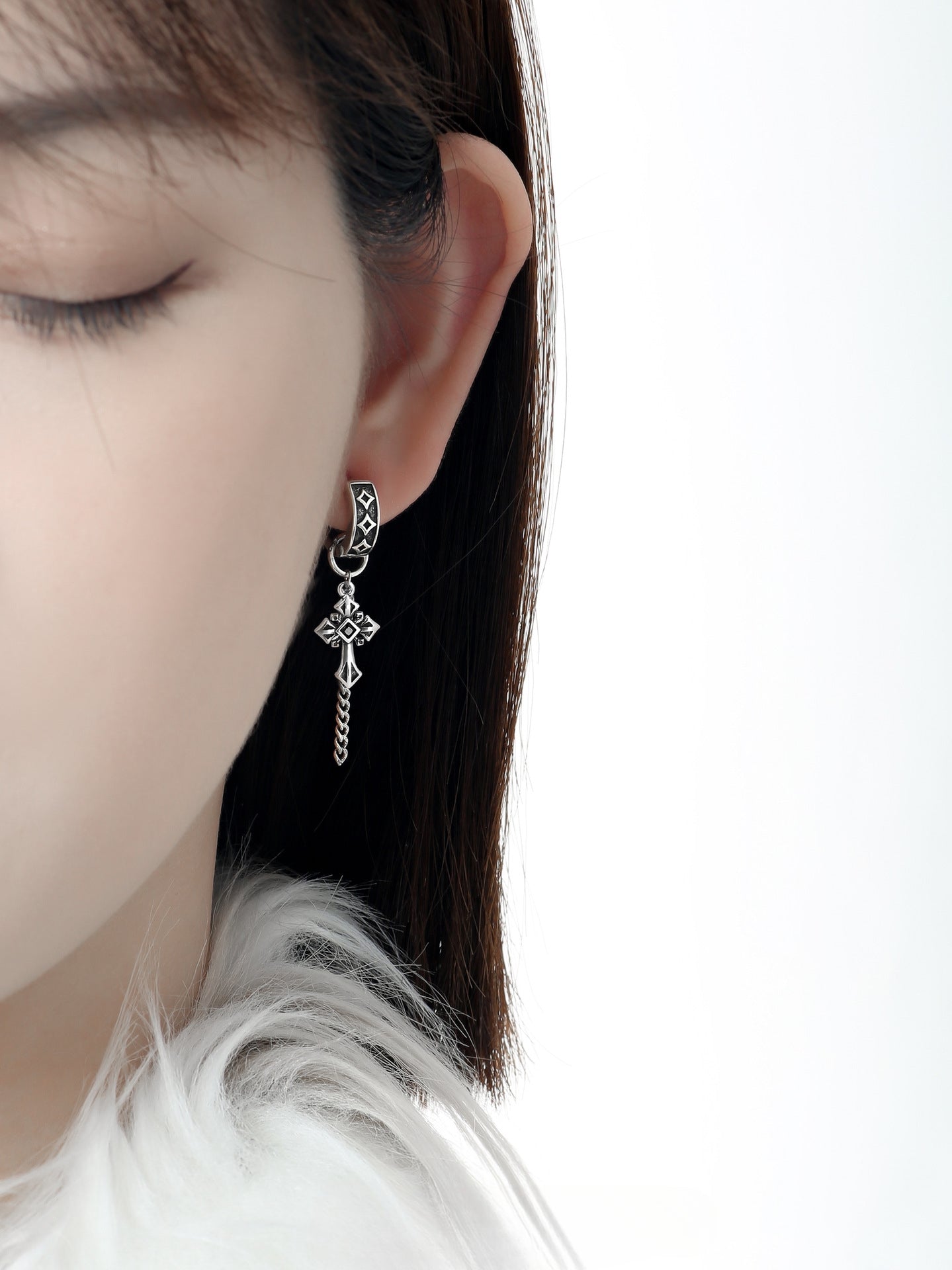 Dunkler Vintage-Kreuz-Creolenohrring aus Metall