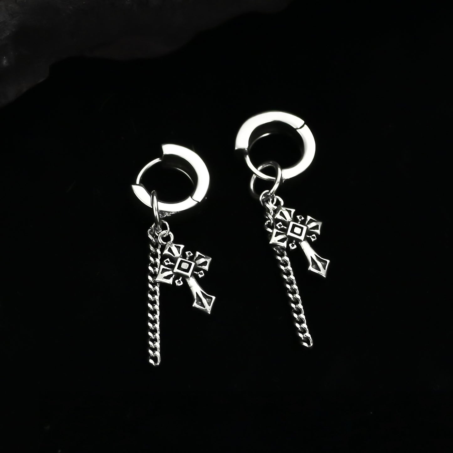 Dunkler Vintage-Kreuz-Creolenohrring aus Metall