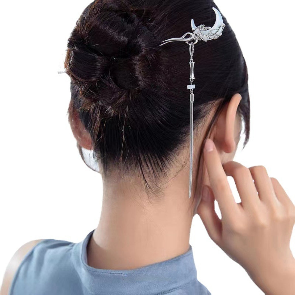 Designer-Haarnadel aus Metall mit Halbmond-Quaste, weiß