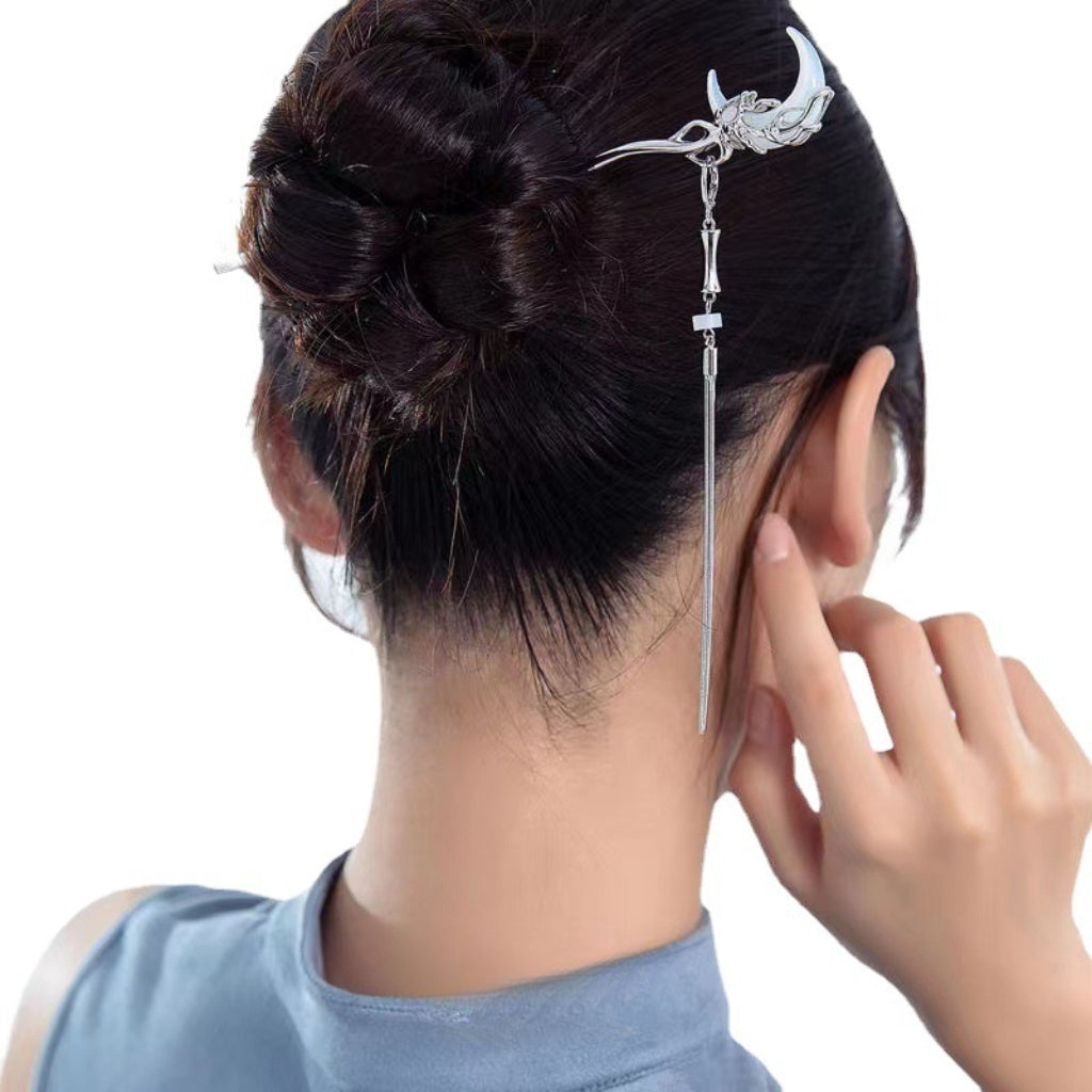 Designer-Haarnadel aus Metall mit Halbmond-Quaste, weiß