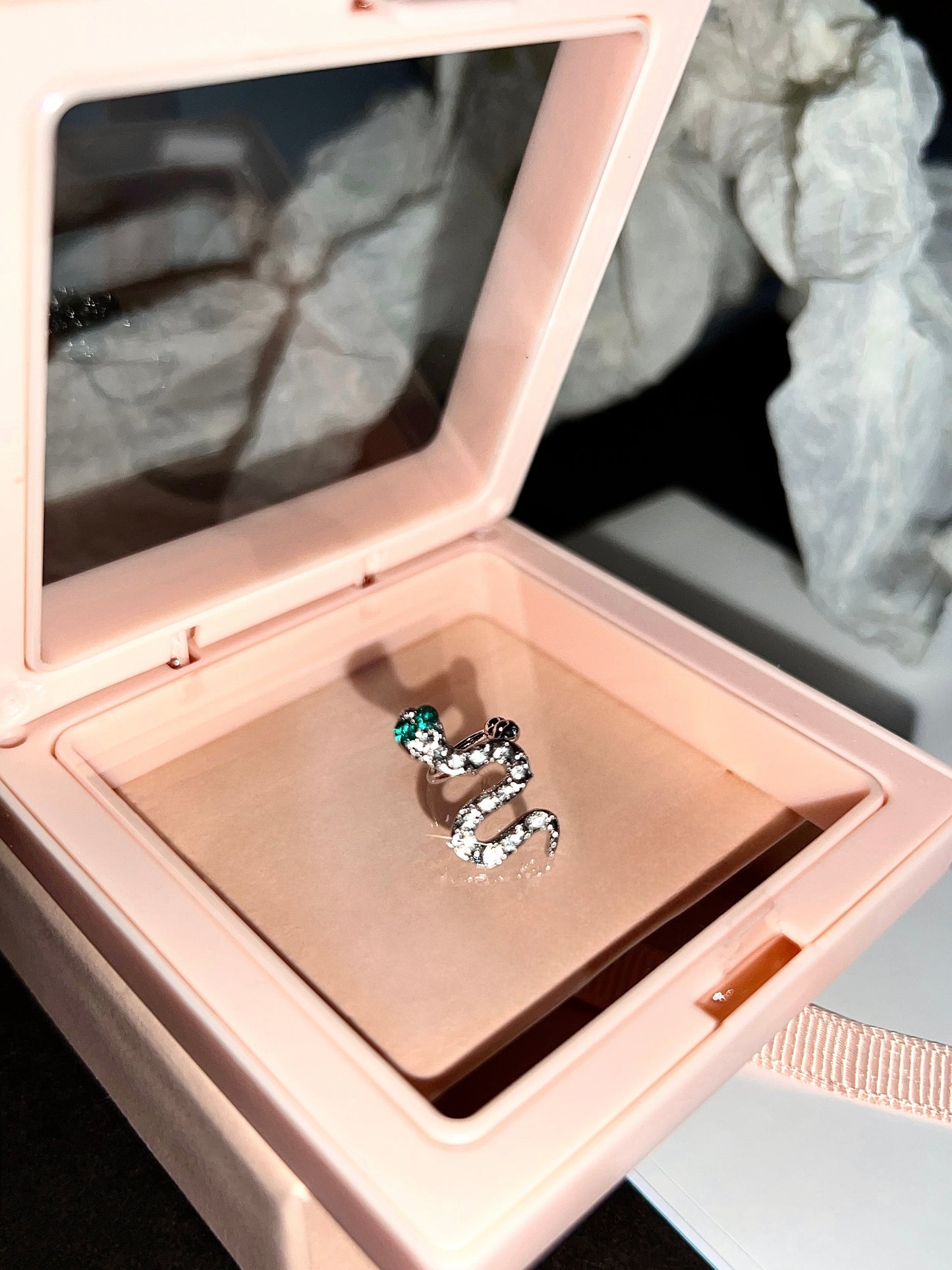 Kleine süße Ohrmanschette mit glänzendem Strasssteinchen in Schlangenform (einzeln)