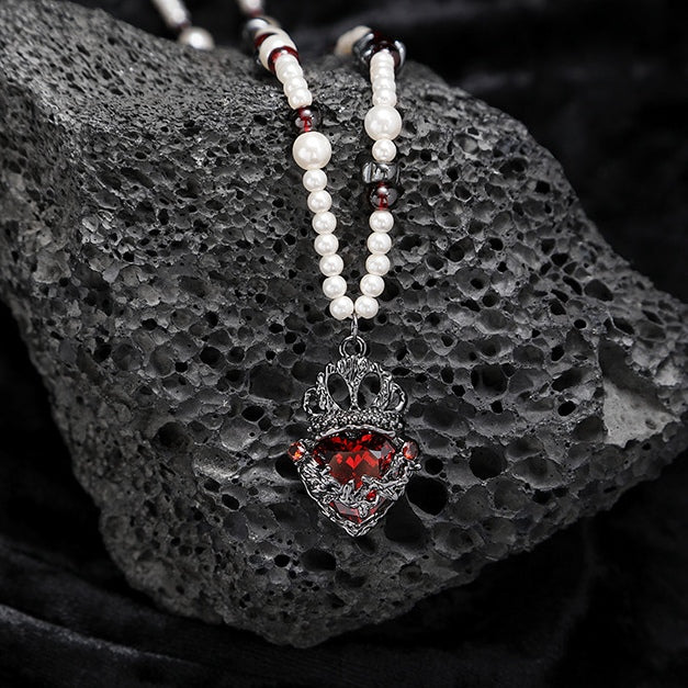 Gothic Girl Schwarze Krone Herz Weiße Perlenkette