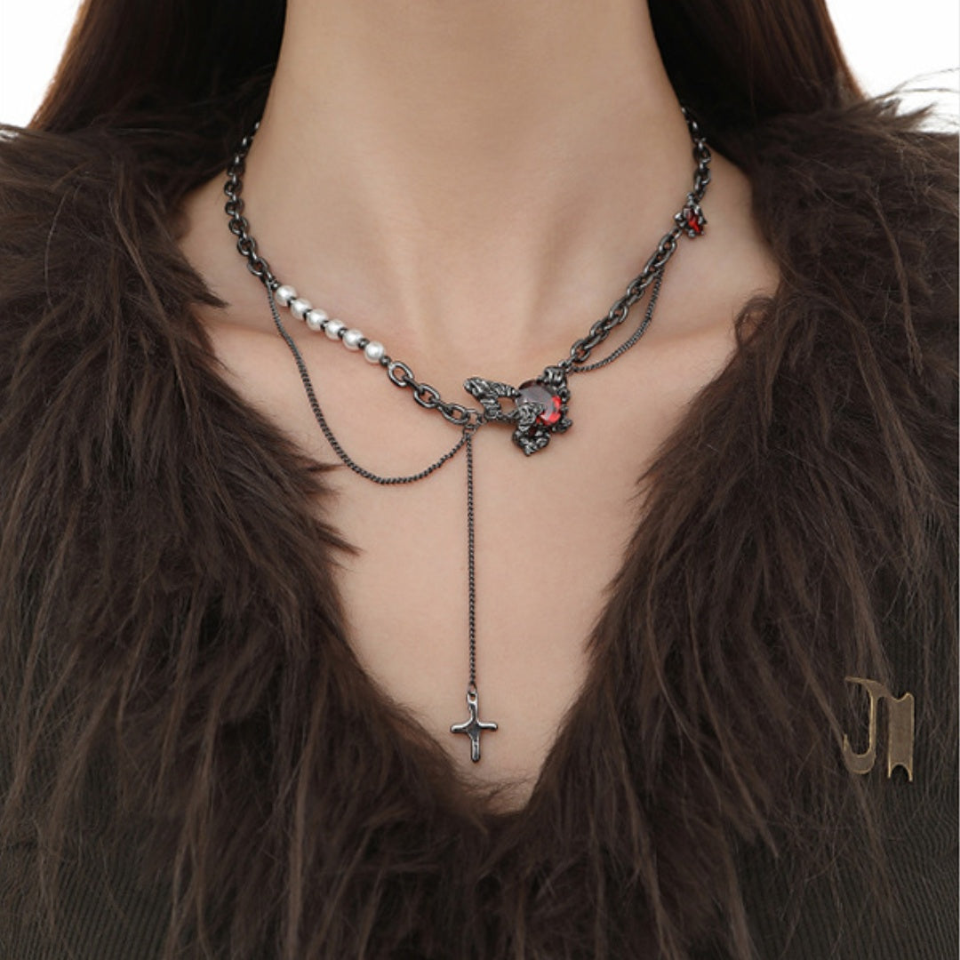 Dunkelrote Damen-Halskette mit Schmetterlingsperlen und Quaste