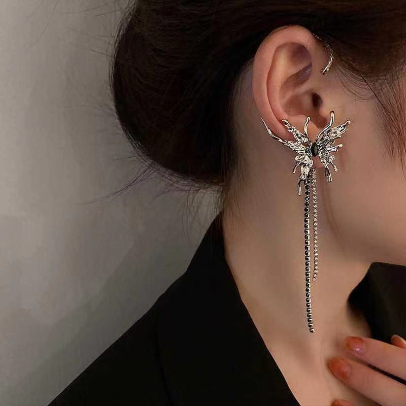 Ausgefallener Designer-Ohrstecker mit Schmetterlingsquaste