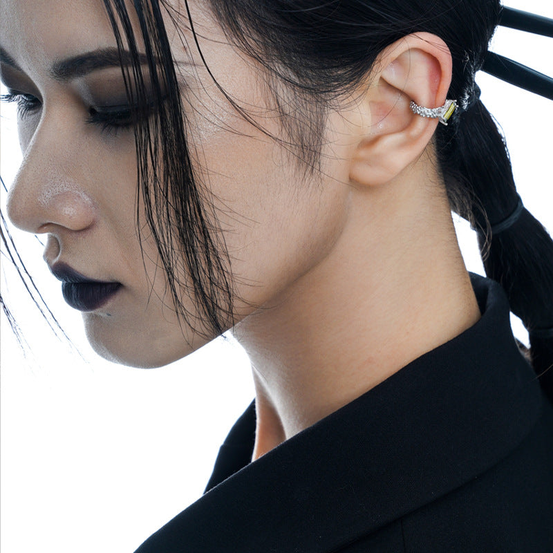 Designer Ohrklemme aus S925 Silber mit grünem Strass