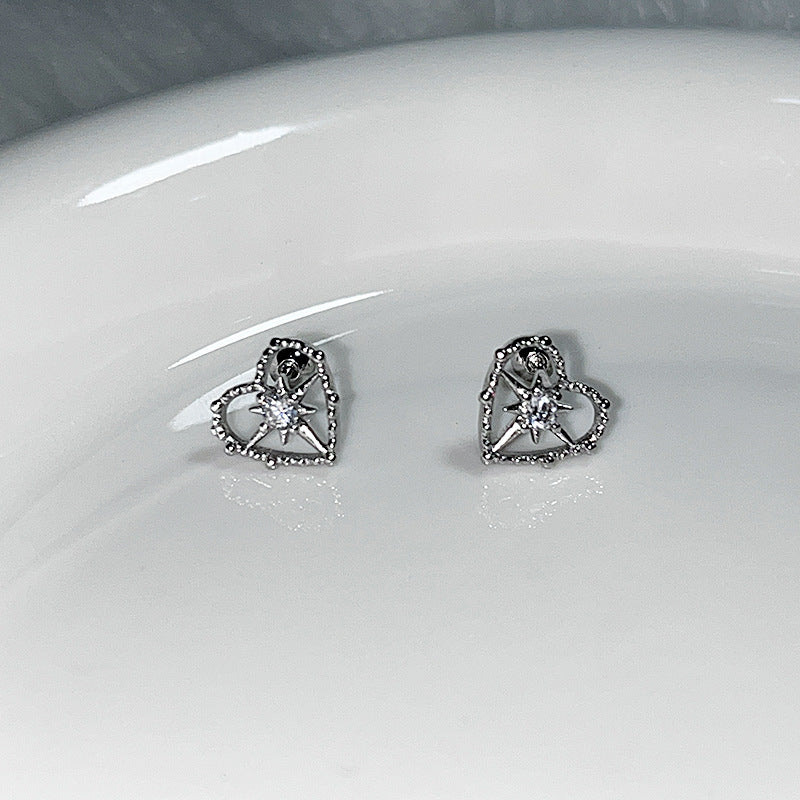 Süße silberne Ohrstecker mit hohlem Strasssteinchen