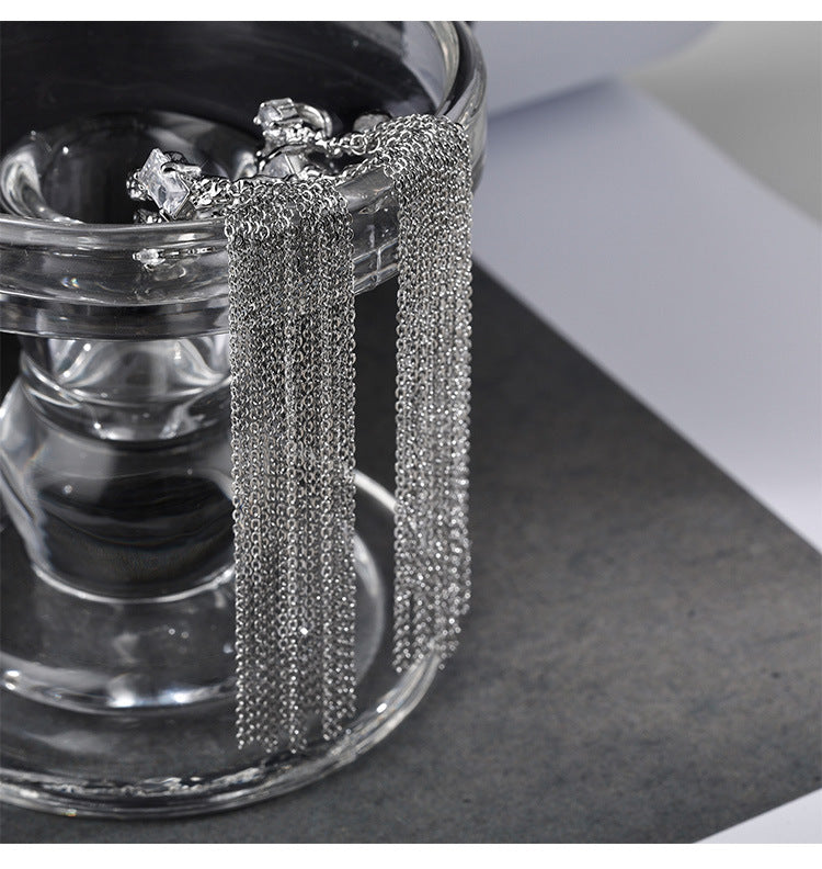 Silberne Ohrmanschette mit langer Quaste und Strasssteinen für Damen (kein Ohrlochstechen)