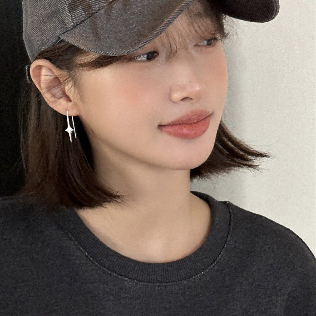 Designer-Ohrhänger mit Stern-Anhänger in Silber