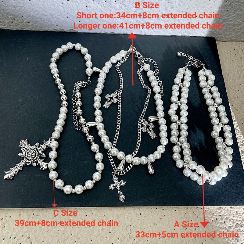Schickes Designer-Halsband mit Barockperlen und Kreuzverzierung