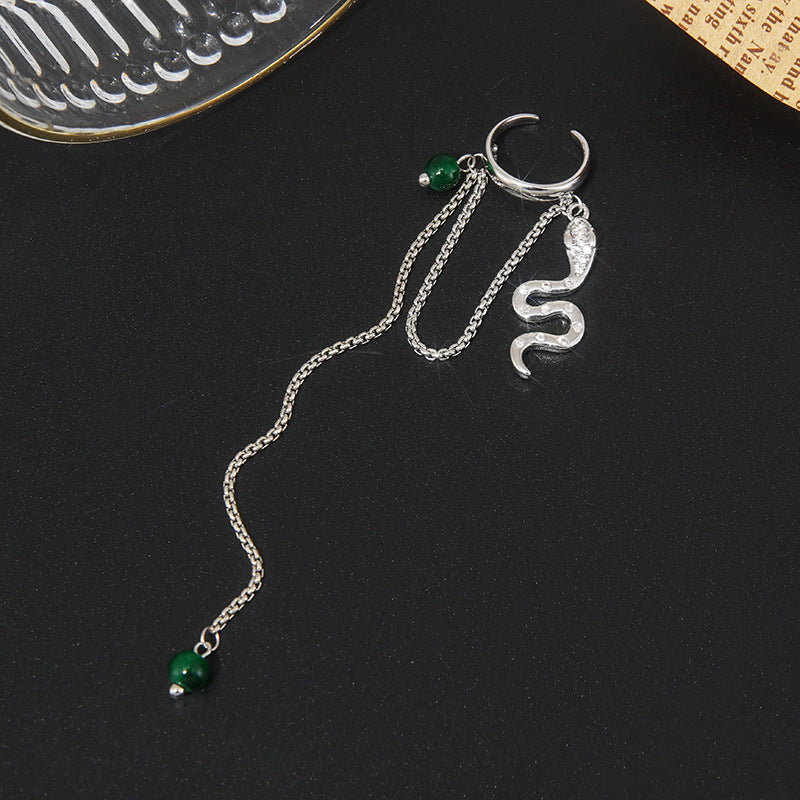 Schicke Ohrmanschette mit Strasssteinen und Schlangenquaste