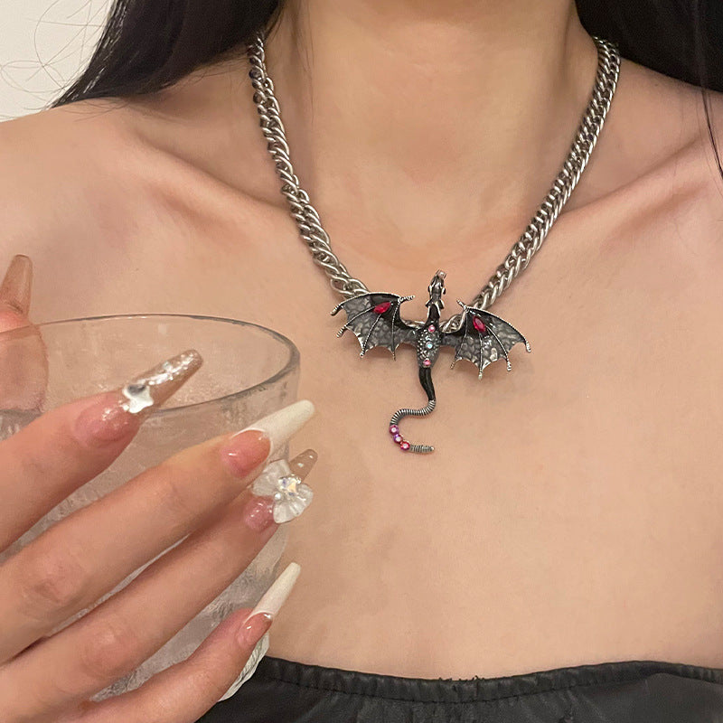 Schicke Designer-Brosche mit Drachen-Anhänger aus Silber