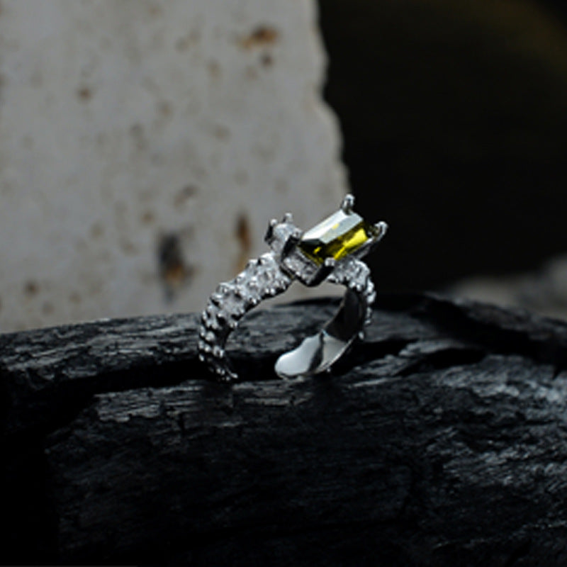 Designer Ohrklemme aus S925 Silber mit grünem Strass