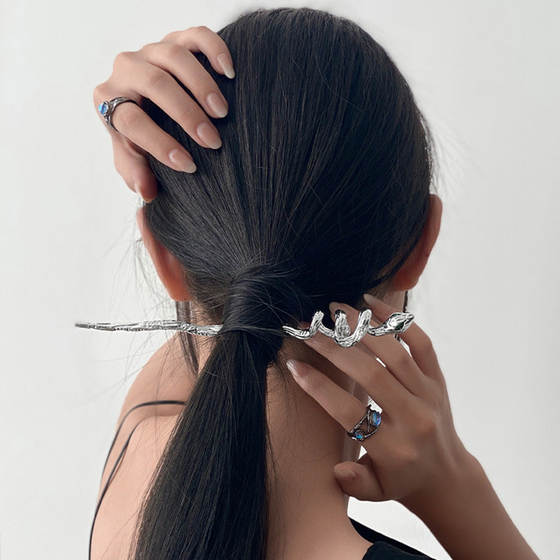 Lange Designer-Haarnadel in Schlangenform