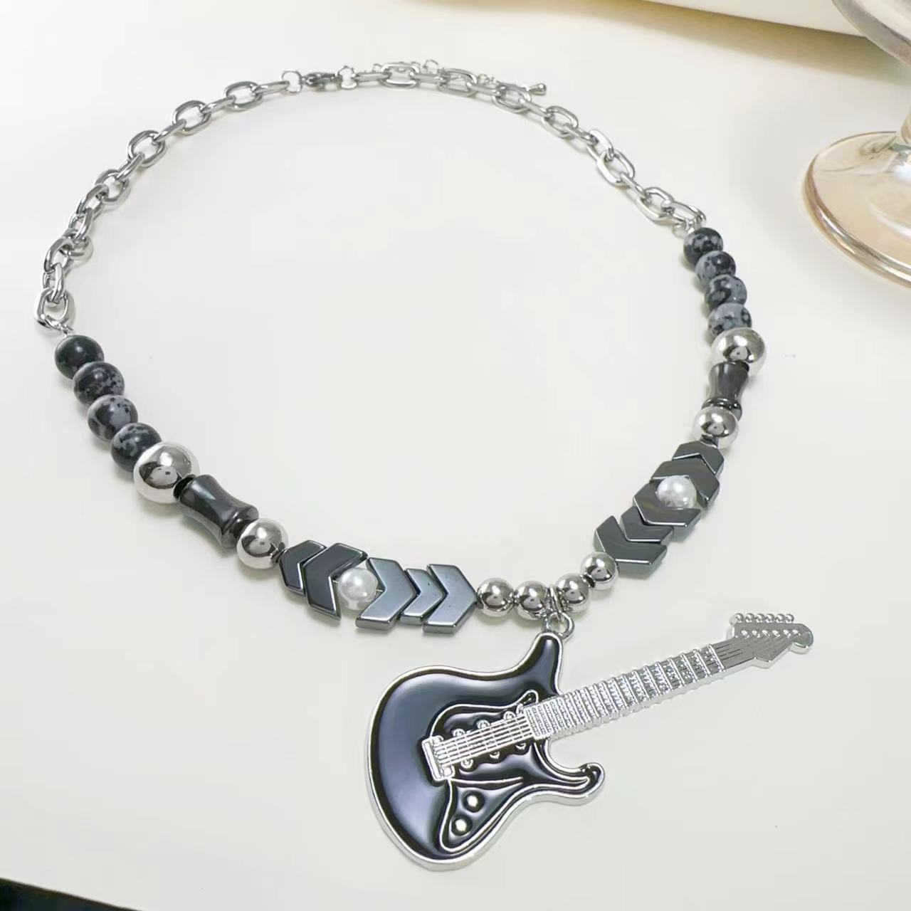Designer-Gitarren-Halsband im Gothic-Stil